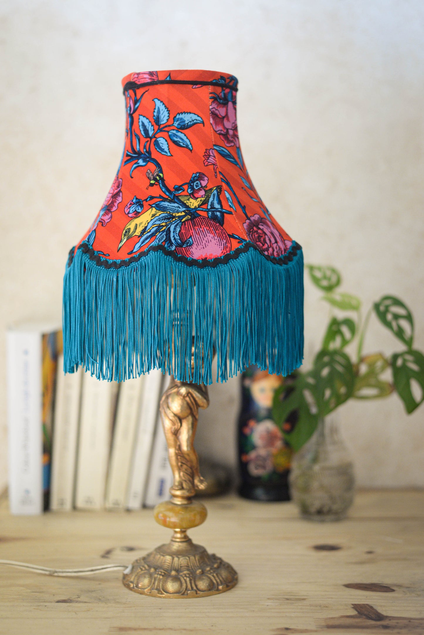 abat jour bohème pour pied de lampe fait à la main en velours rouge et franges bleu canard