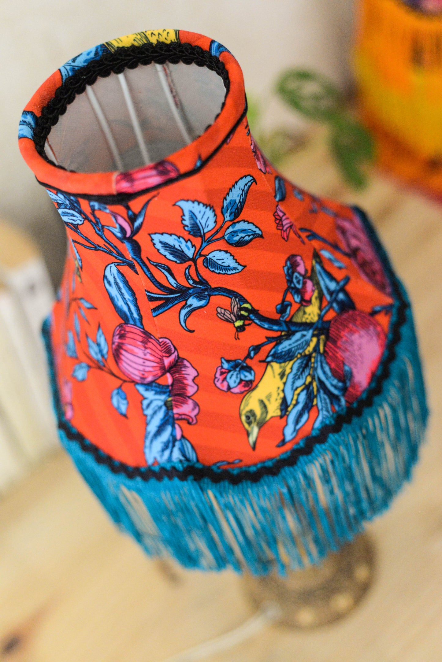 abat jour bohème pour pied de lampe fait à la main en velours rouge et franges bleu canard