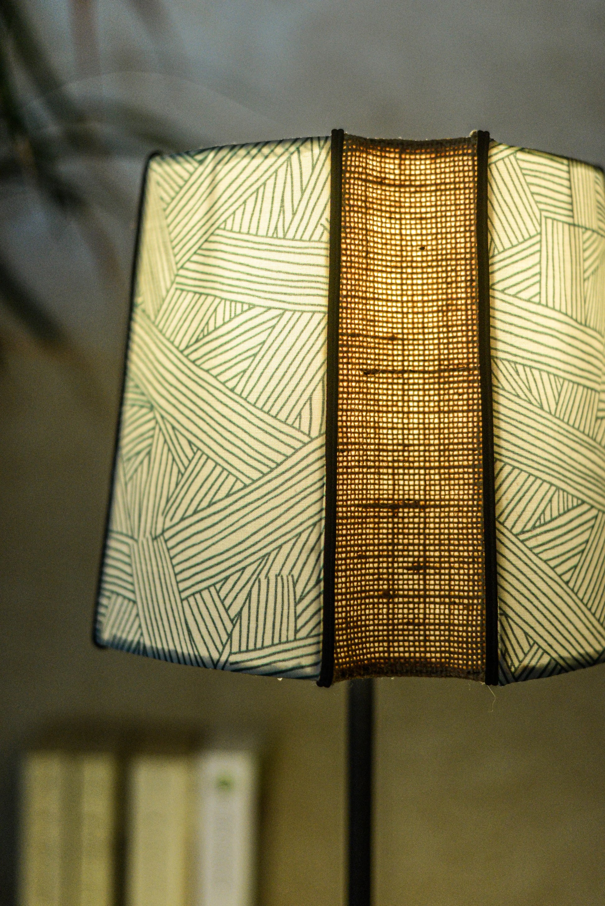Abat jour en forme de carré espagnol réalisé en toile de juste et viscose à motif géométrique (lignes vertes sur fond blanc)