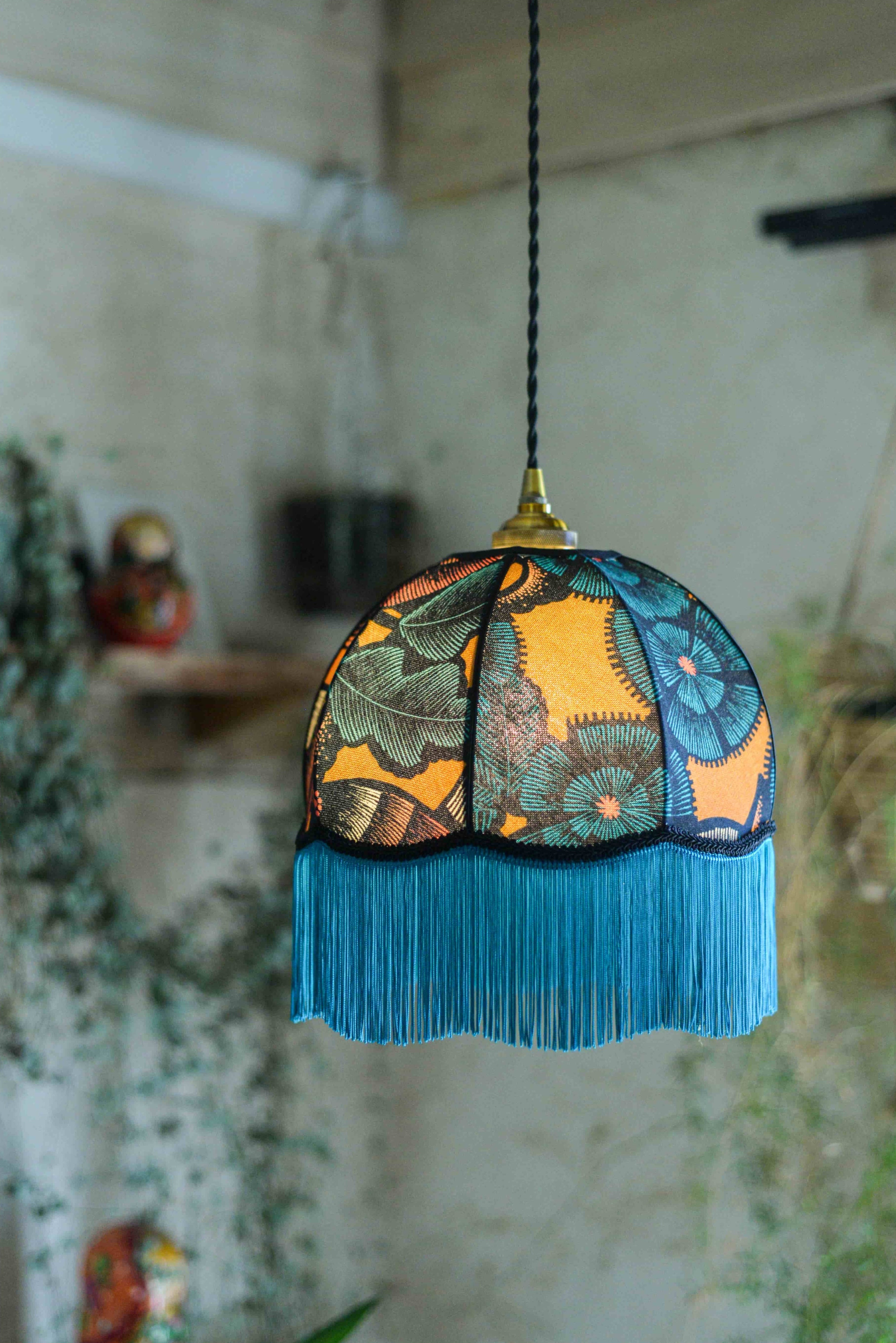 abat jour baladeuse suspension artisanal en tissu camel marron et franges bleu canard