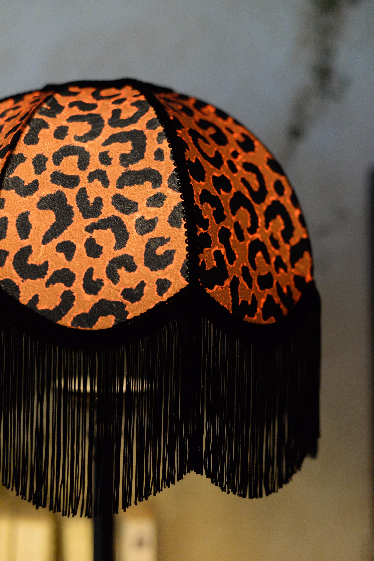 abat-jour en forme de dôme pour pied de lampe en velours léopard et franges noires. Réalisé par une créatrice près de rennes en Bretagne