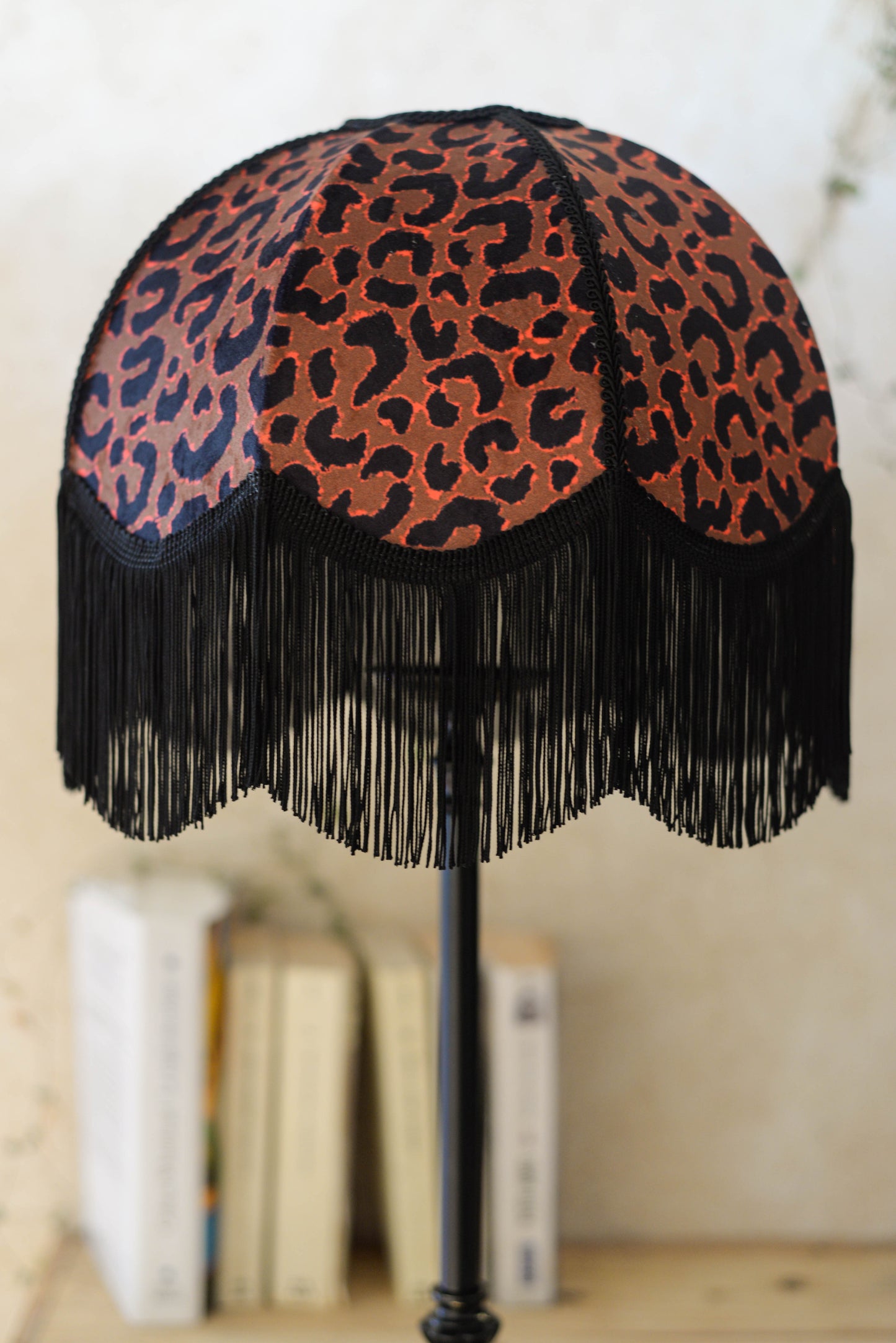 abat-jour en forme de dôme pour pied de lampe en velours léopard et franges noires. Réalisé par une créatrice près de rennes en Bretagne