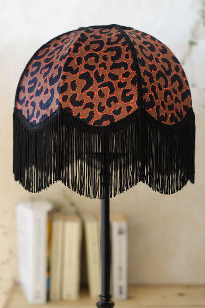 abat-jour en forme de dôme pour pied de lampe en velours léopard et franges noires. Réalisé par une créatrice près de rennes en Bretagne