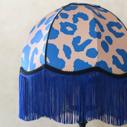 abat-jour en forme de dôme en tissu léopard rose et bleu et franges bleues. Fabrication artisanale par une abat-jouriste en Bretagne