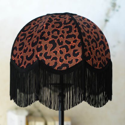abat-jour en forme de dôme pour pied de lampe en velours léopard et franges noires. Réalisé par une créatrice près de rennes en Bretagne