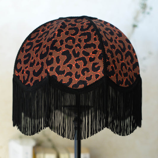 abat-jour en forme de dôme pour pied de lampe en velours léopard et franges noires. Réalisé par une créatrice près de rennes en Bretagne