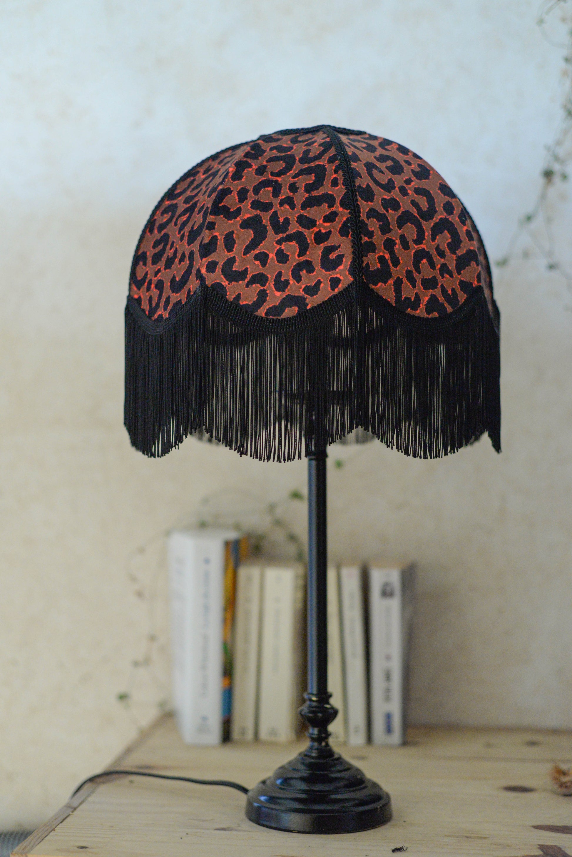 abat-jour en forme de dôme pour pied de lampe en velours léopard et franges noires. Réalisé par une créatrice près de rennes en Bretagne