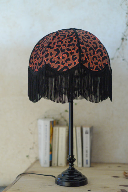 abat-jour en forme de dôme pour pied de lampe en velours léopard et franges noires. Réalisé par une créatrice près de rennes en Bretagne