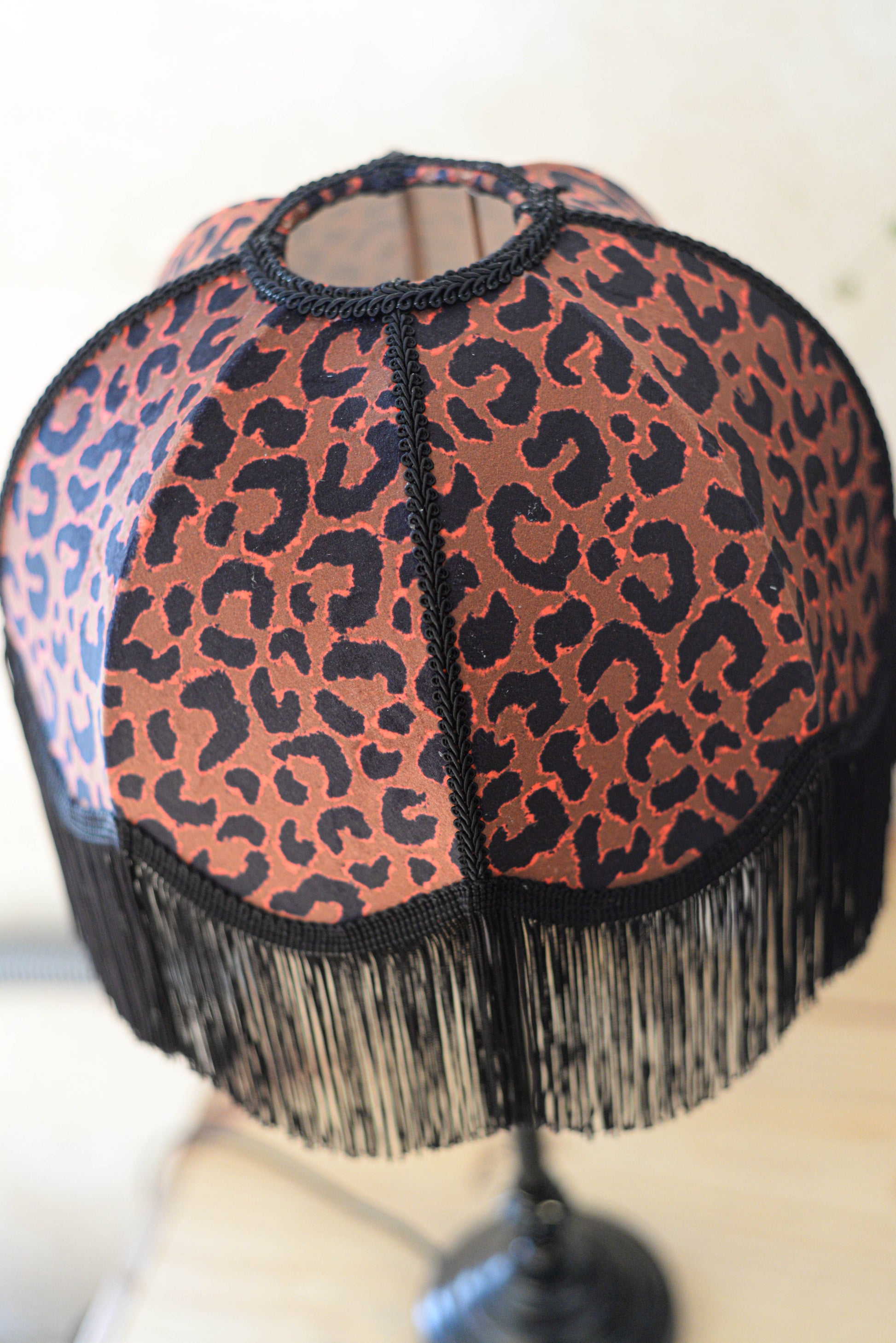 abat-jour en forme de dôme pour pied de lampe en velours léopard et franges noires. Réalisé par une créatrice près de rennes en Bretagne