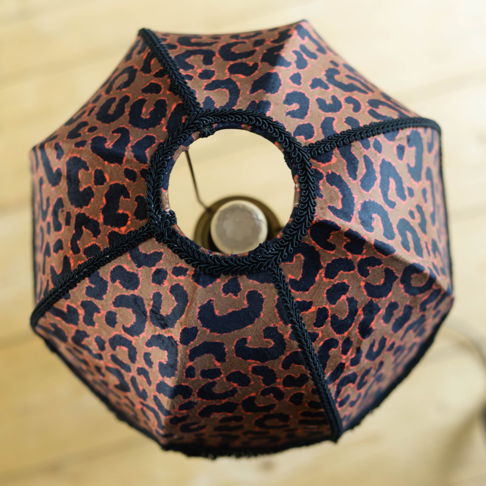 abat-jour en forme de dôme pour pied de lampe en velours léopard et franges noires. Réalisé par une créatrice près de rennes en Bretagne