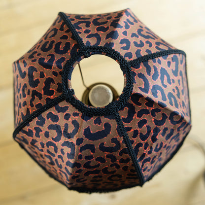 abat-jour en forme de dôme pour pied de lampe en velours léopard et franges noires. Réalisé par une créatrice près de rennes en Bretagne