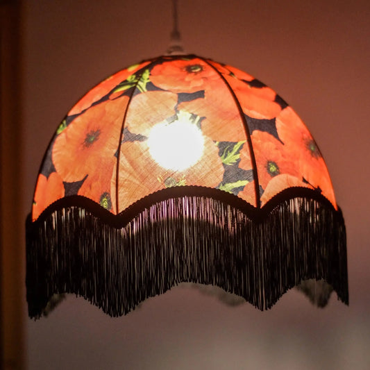 Abat-jour fleuri et franges noires - Lumière à tous les Etages 