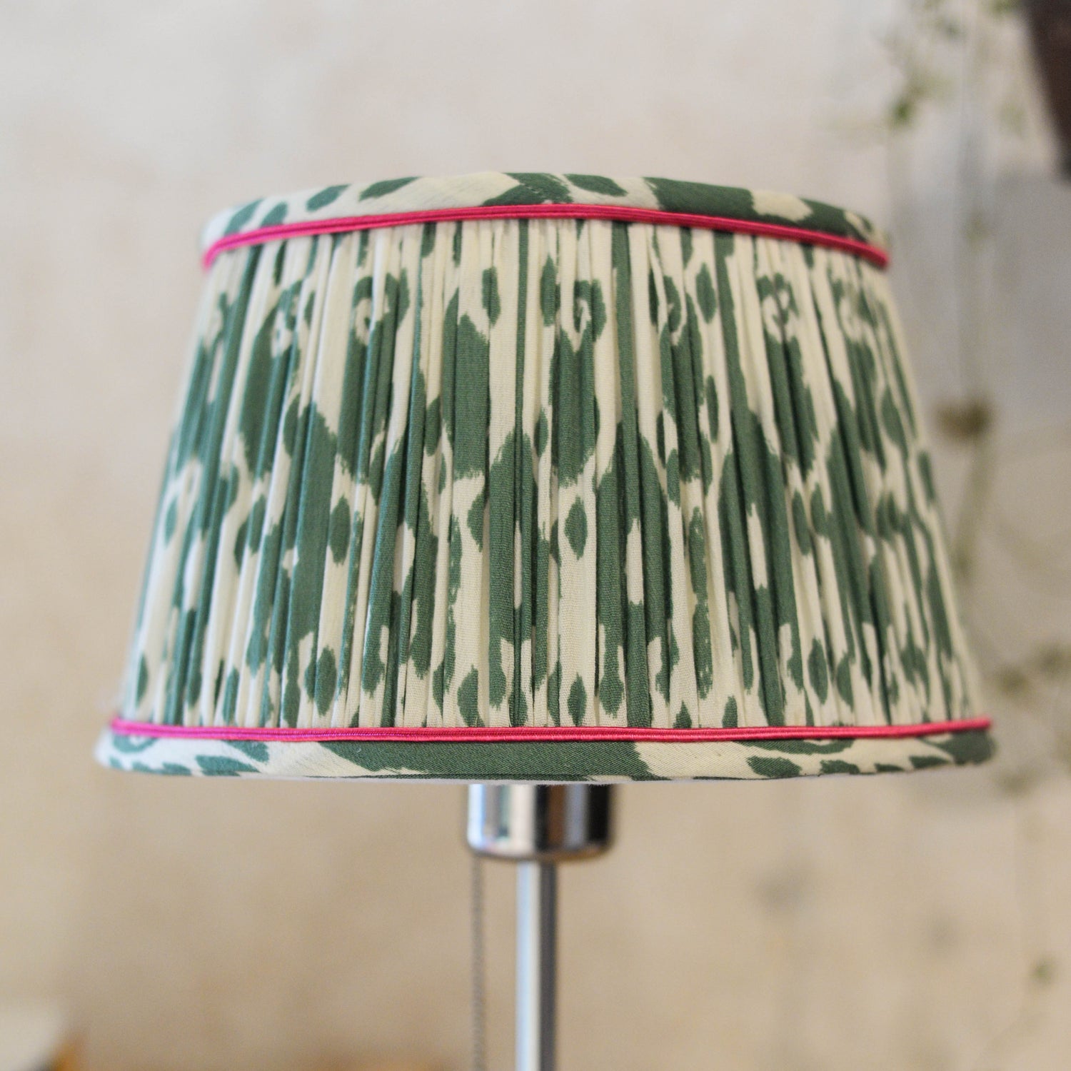 abat jour fronce ou plisse en tissu ikat vert et blanc entièrement fait main par une abat jouriste rennes