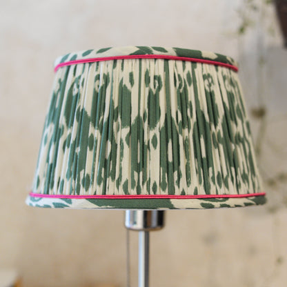 abat jour fronce ou plisse en tissu ikat vert et blanc entièrement fait main par une abat jouriste rennes