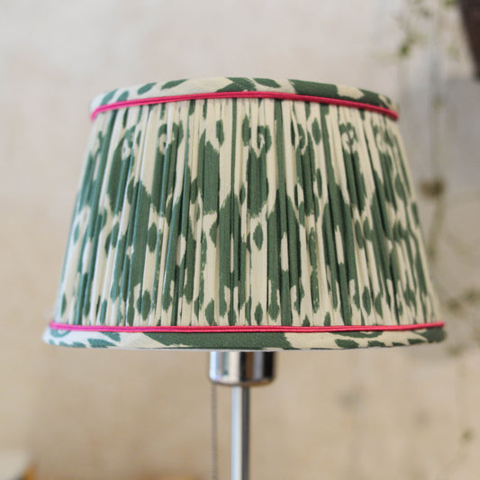 abat jour fronce ou plisse en tissu ikat vert et blanc entièrement fait main par une abat jouriste rennes