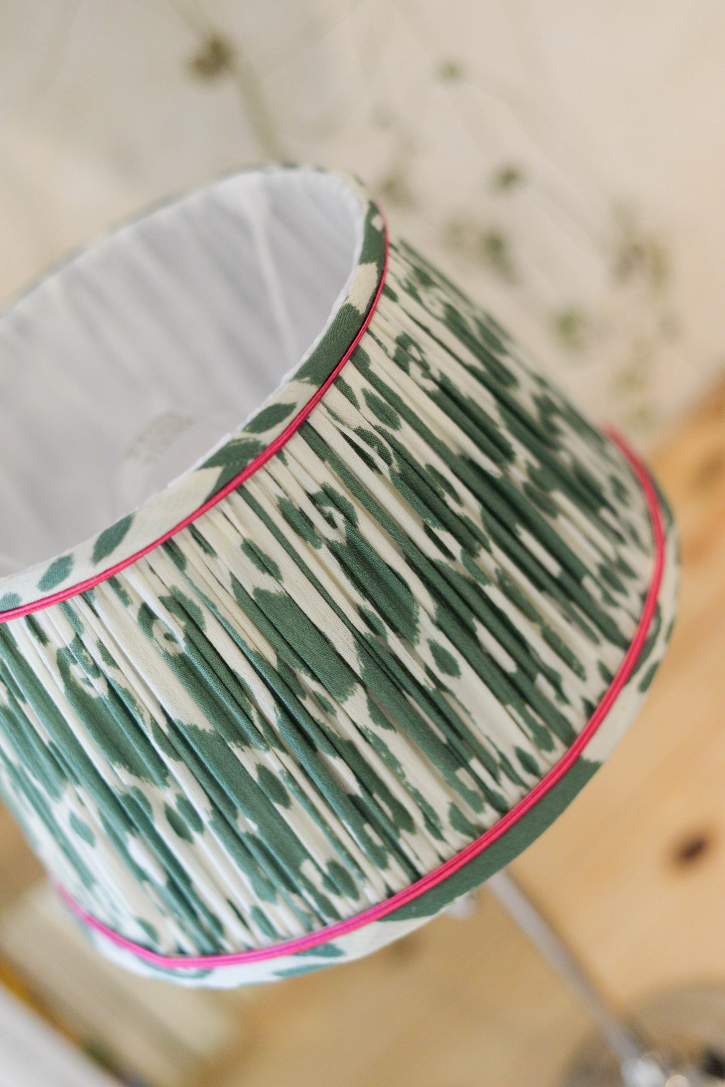 abat jour fronce ou plisse en tissu ikat vert et blanc entièrement fait main par une abat jouriste rennes