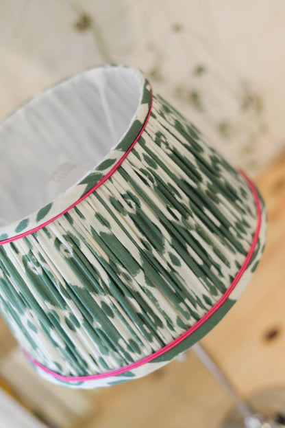 abat jour fronce ou plisse en tissu ikat vert et blanc entièrement fait main par une abat jouriste rennes