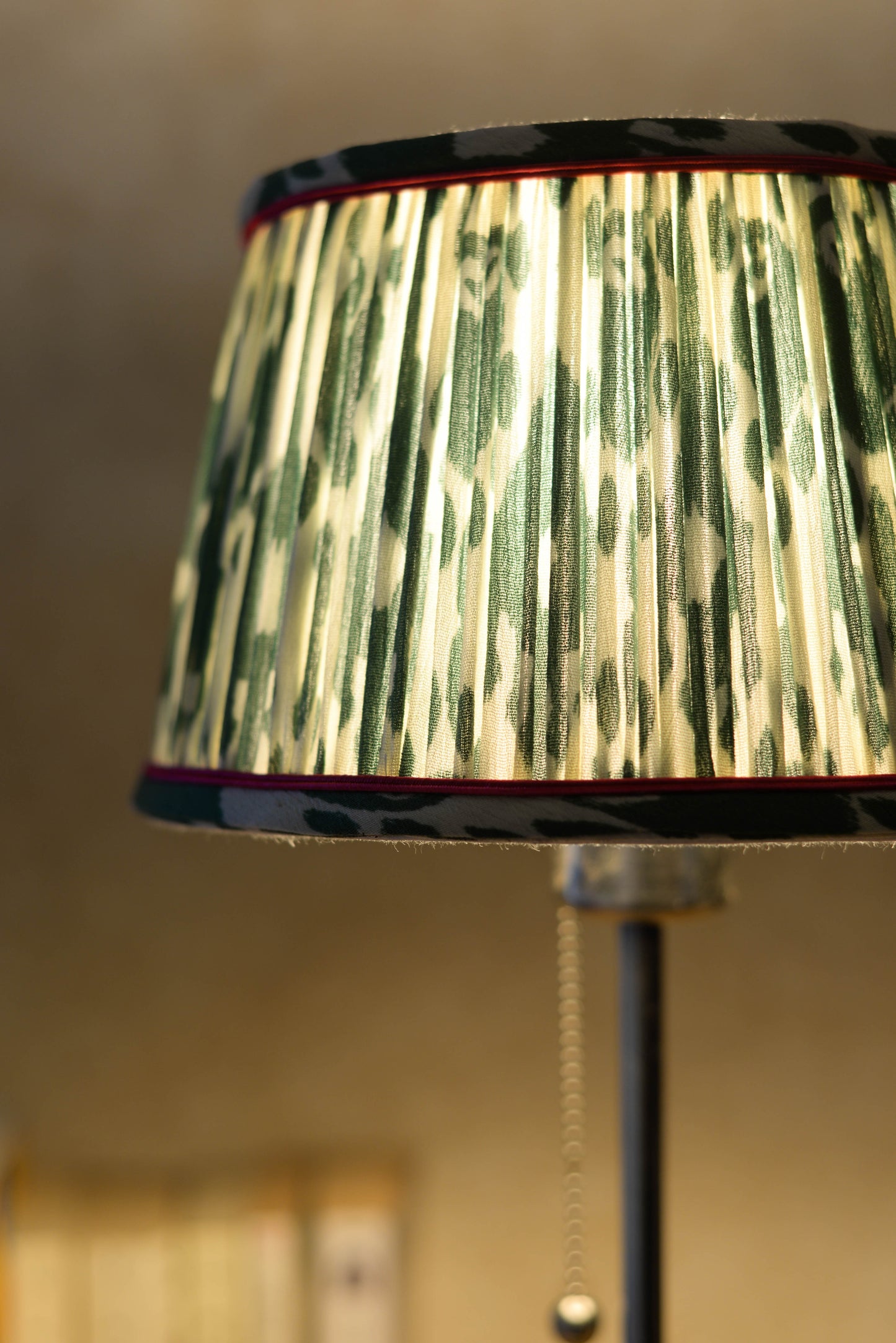 abat jour fronce ou plisse en tissu ikat vert et blanc entièrement fait main par une abat jouriste rennes