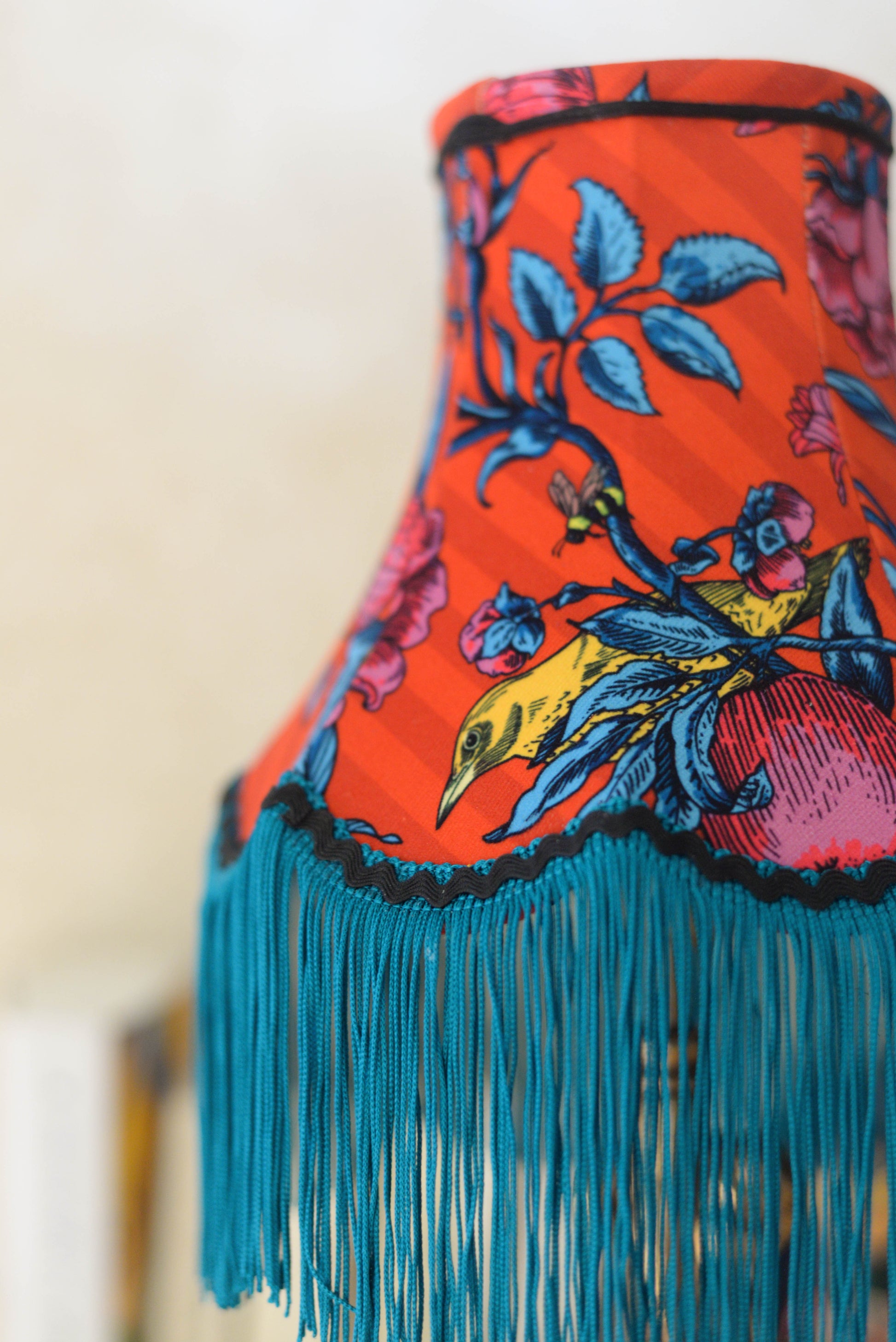 abat jour pour pied de lampe fait à la main en velours rouge et franges bleu canard