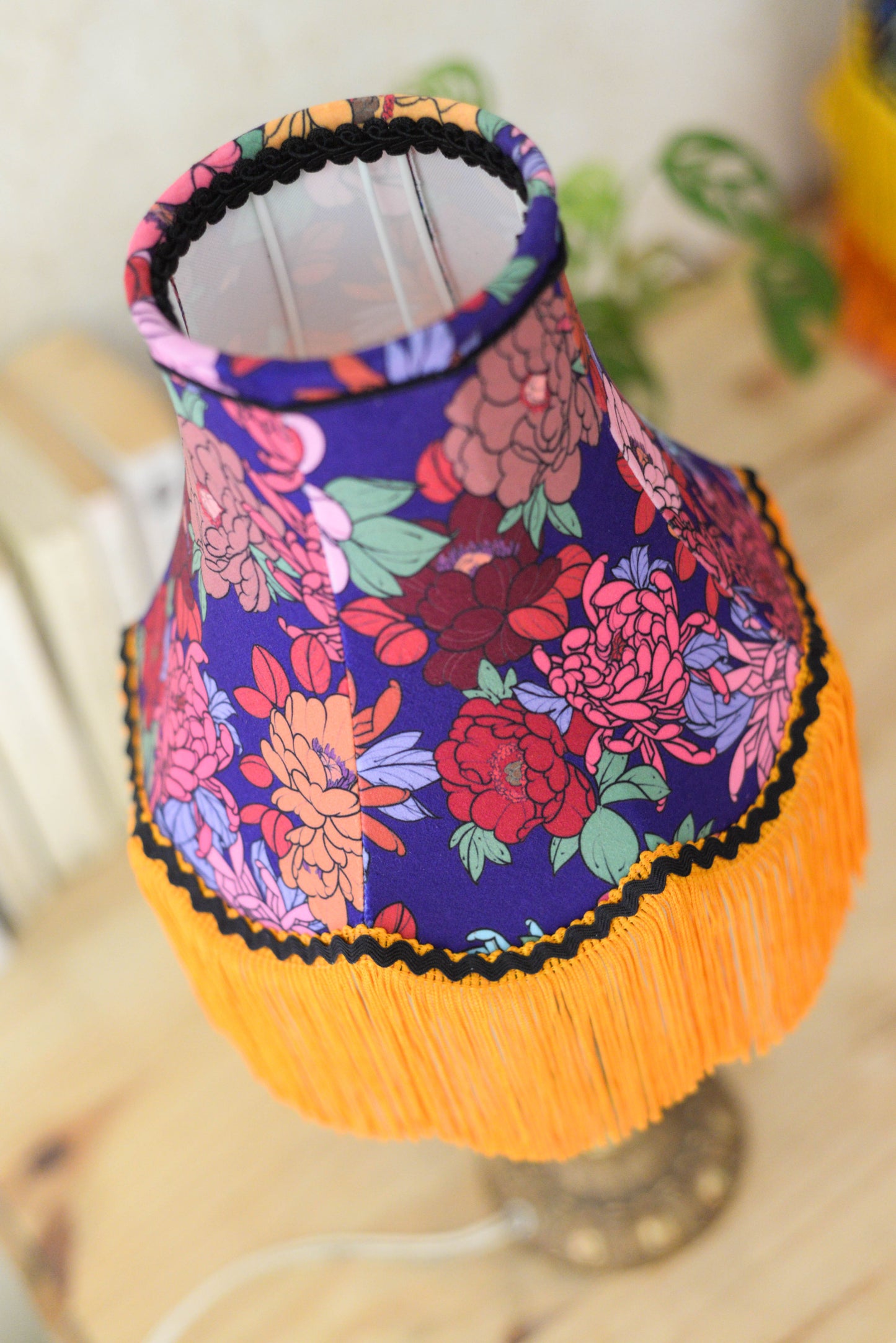 abat jour pour pied de lampe vintage en tissu de velours violet et franges orange