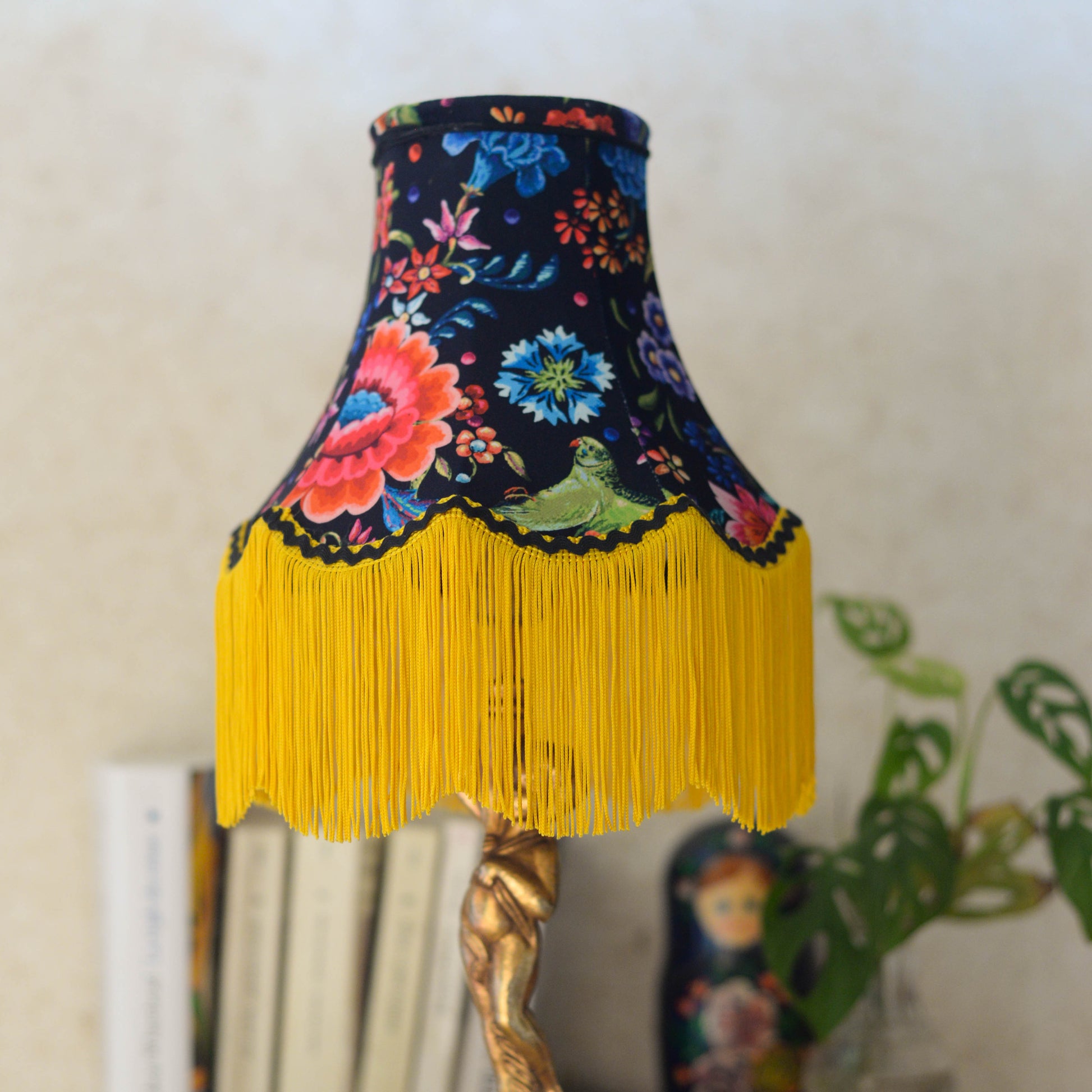 abat jour pagode vintage en tissu de velours fleuri et frange jaune. Luminaire artisanal original sur mesure