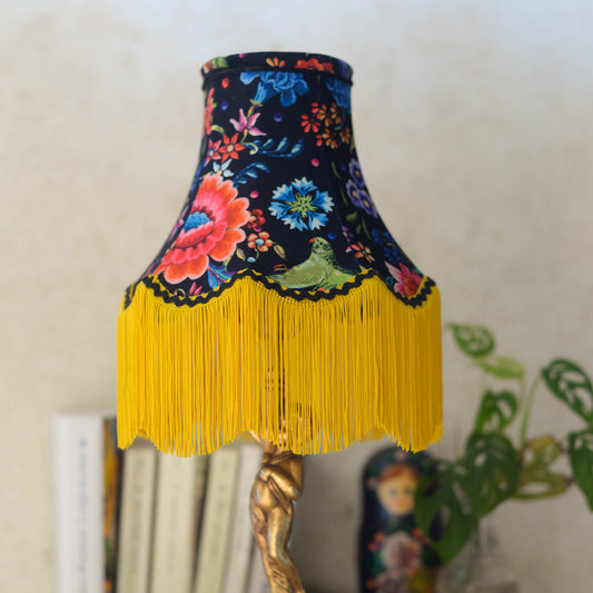 abat jour pagode vintage en tissu de velours fleuri et frange jaune. Luminaire artisanal original sur mesure