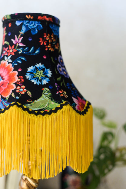 abat jour pagode vintage en tissu de velours fleuri et frange jaune. Luminaire artisanal original sur mesure