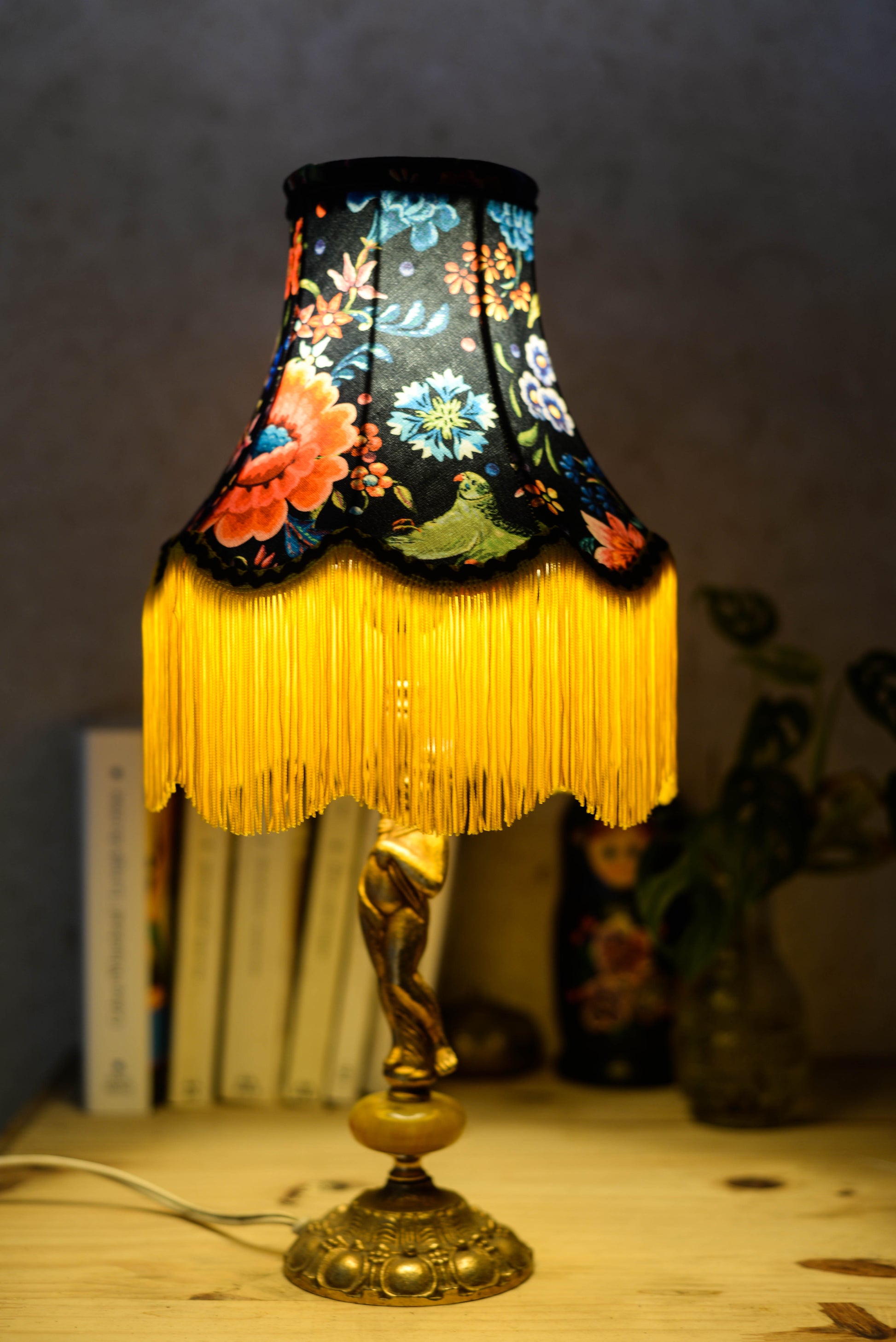 abat jour pagode vintage en tissu de velours fleuri et frange jaune. Luminaire artisanal original sur mesure