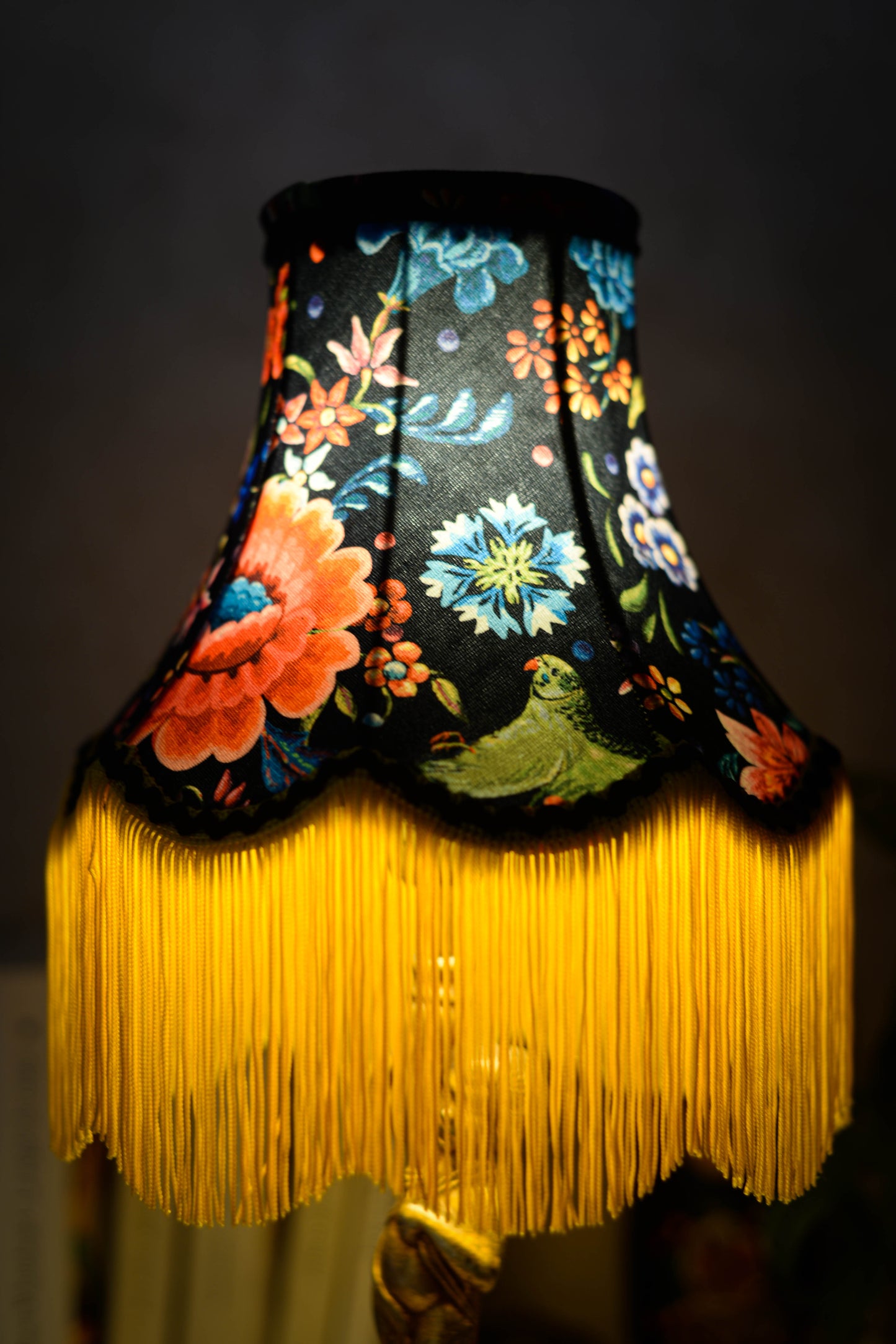 abat jour pagode vintage en tissu de velours fleuri et frange jaune. Luminaire artisanal original sur mesure