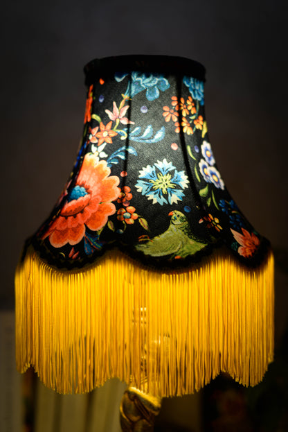abat jour pagode vintage en tissu de velours fleuri et frange jaune. Luminaire artisanal original sur mesure