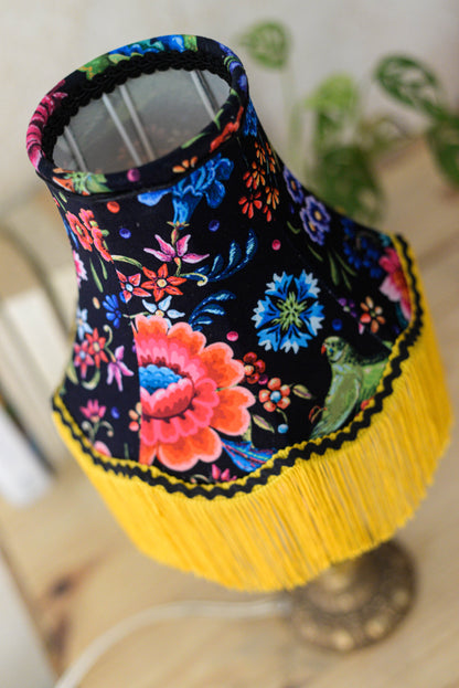 abat jour pagode vintage en tissu de velours fleuri et frange jaune. Luminaire artisanal original sur mesure