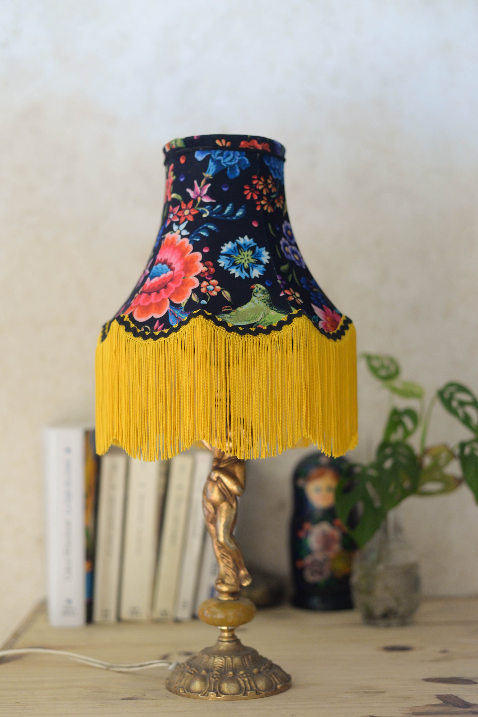 abat jour pagode vintage en tissu de velours fleuri et frange jaune. Luminaire artisanal original sur mesure