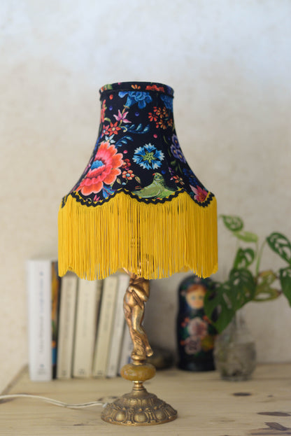 abat jour pagode vintage en tissu de velours fleuri et frange jaune. Luminaire artisanal original sur mesure