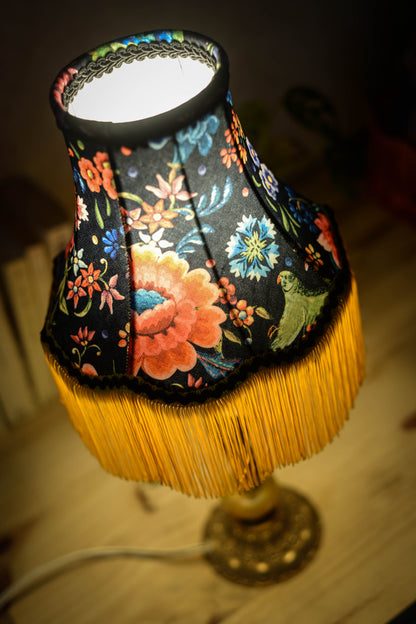 abat jour pagode vintage en tissu de velours fleuri et frange jaune. Luminaire artisanal original sur mesure