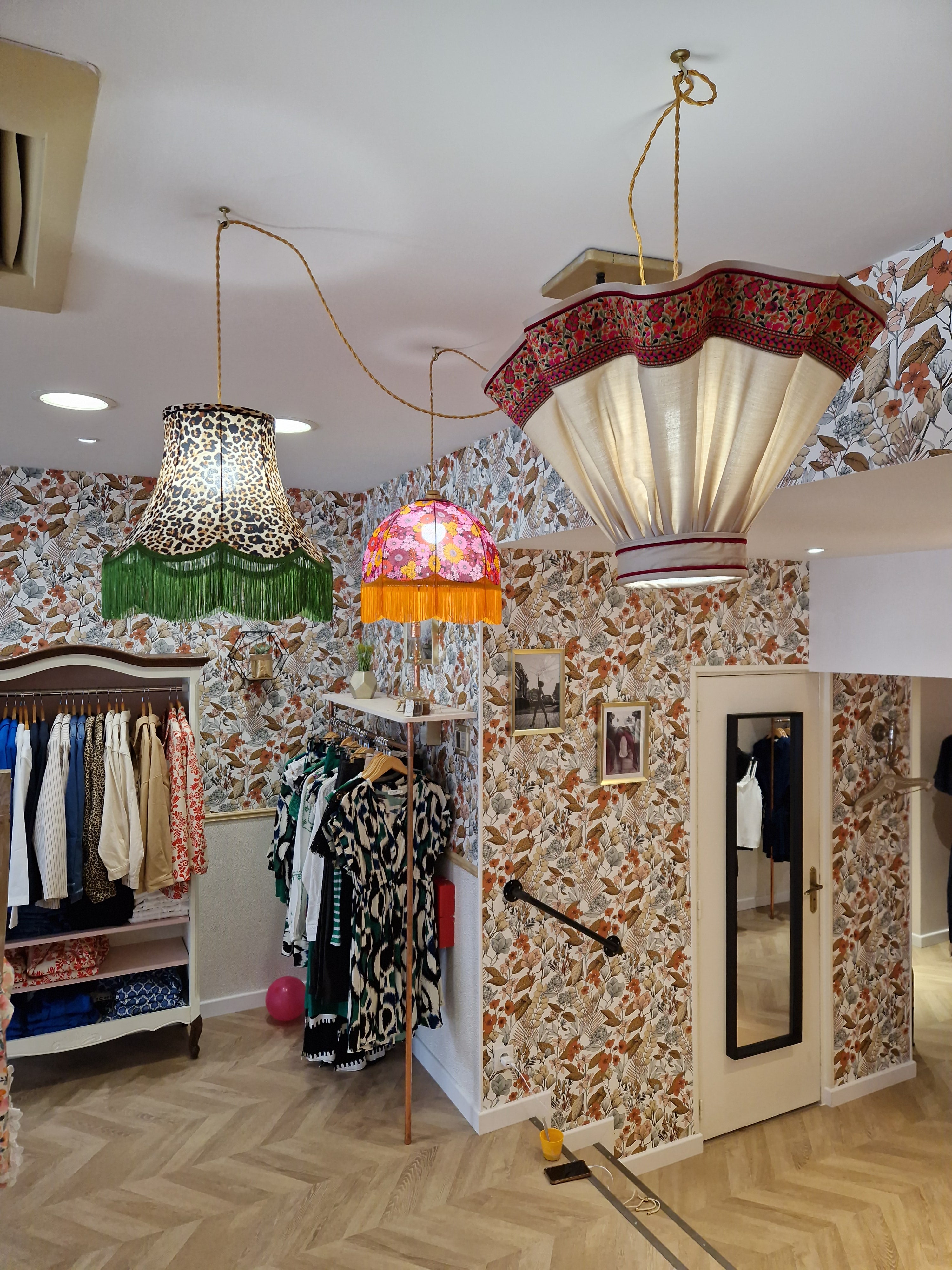 abat jour réalisés sur mesure pour une boutique de prêt à porter