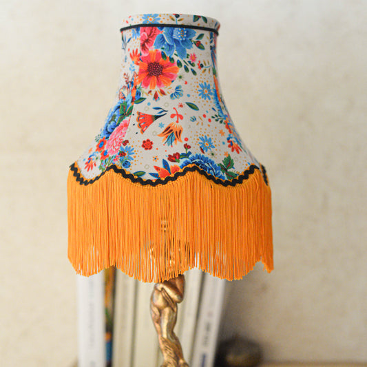 abat jour pour pied de lampe vintage original et sur mesure. Tissu velours crème franges orange