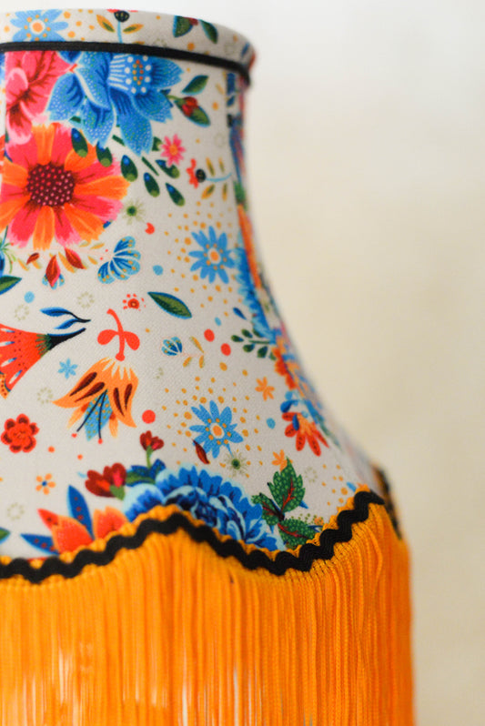 abat jour pour pied de lampe vintage original et sur mesure. Tissu velours crème franges orange