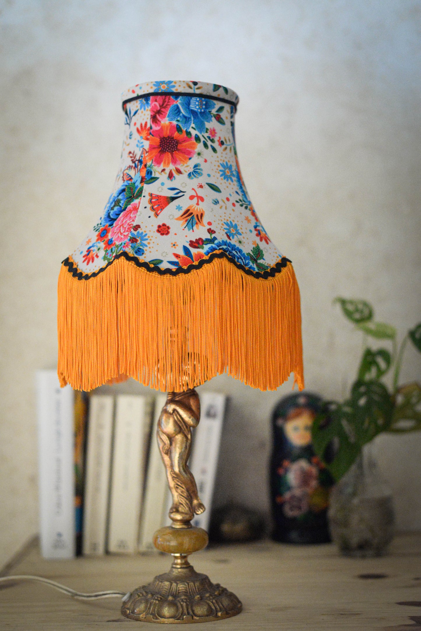 abat jour pour pied de lampe vintage original et sur mesure. Tissu velours crème franges orange