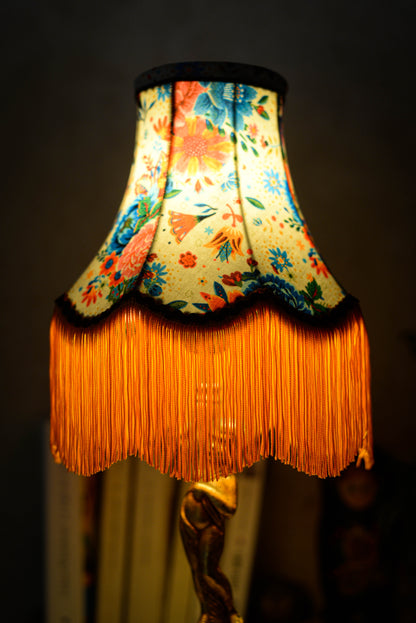 abat jour pour pied de lampe vintage original et sur mesure. Tissu velours crème franges orange
