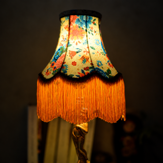 abat jour pour pied de lampe vintage original et sur mesure. Tissu velours crème franges orange. Fabrication à la main près de rennes en Bretagne