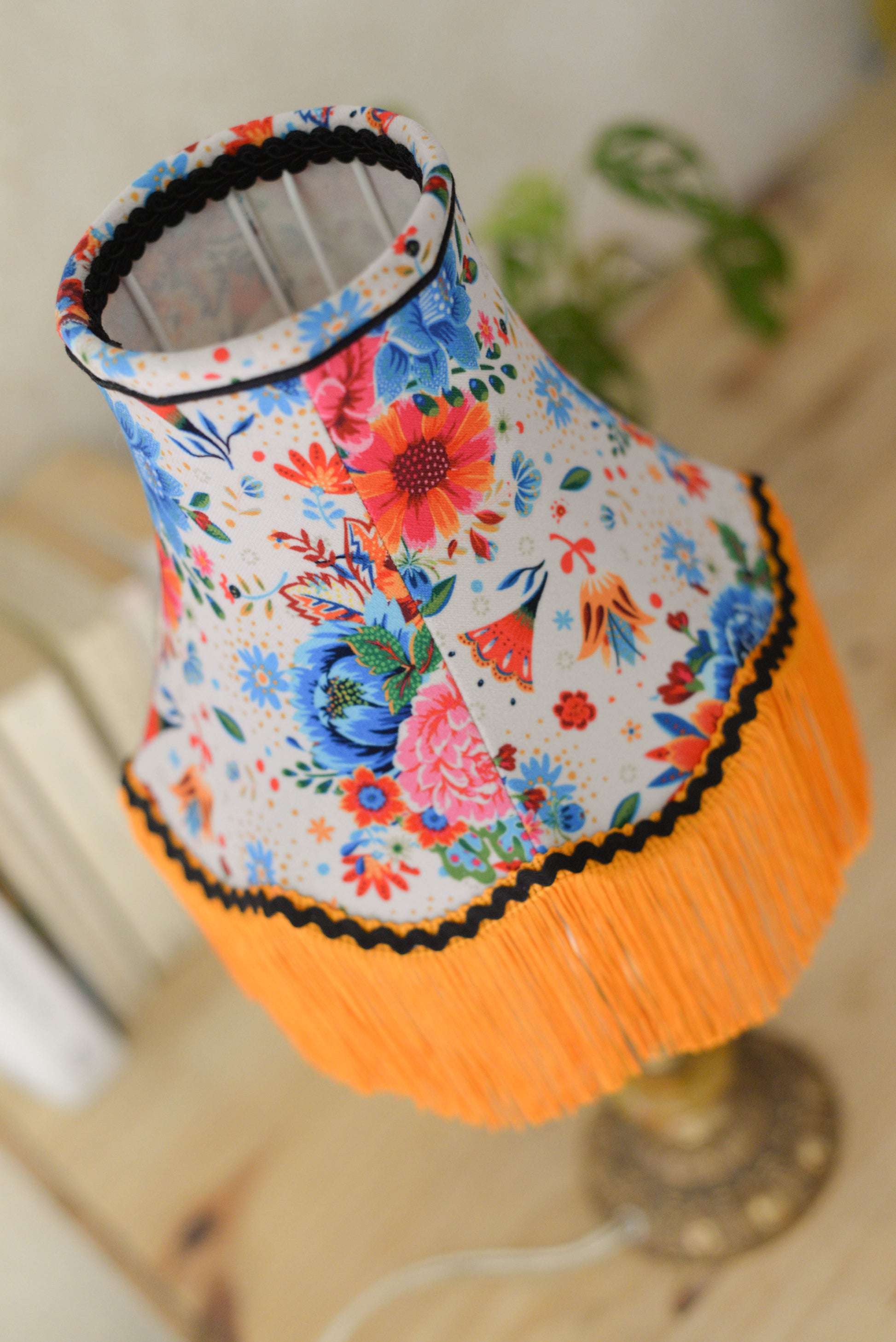 abat jour pour pied de lampe vintage original et sur mesure. Tissu velours crème franges orange
