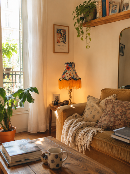 abat jour pagode vintage avec frange et tissu fleuri utilisé comme lampe d'appoint dans un salon cosy