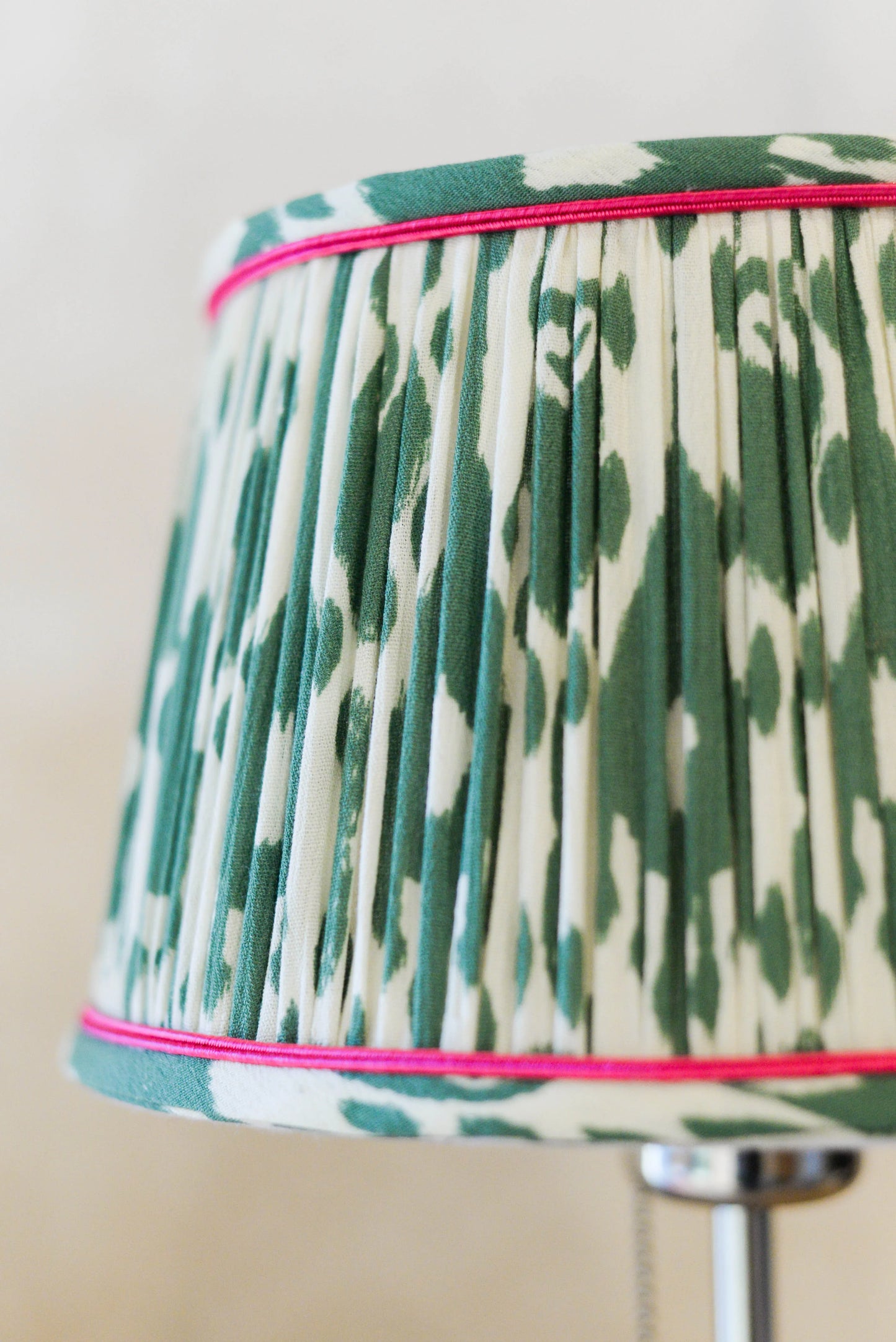 Abat-jour plissé ikat vert et beige finition rose