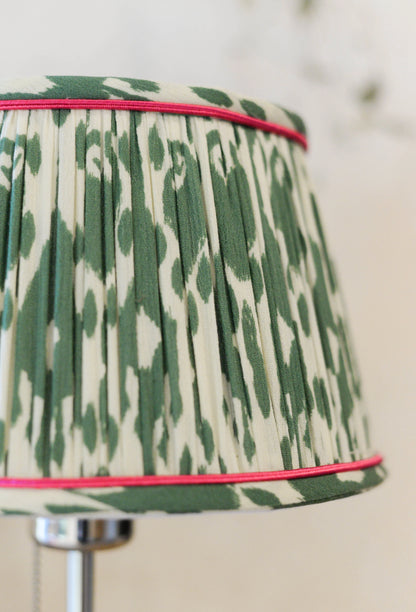 Abat-jour plissé Ikat vert et beigne finition rose. Abat-jour pour pied de lampe artisanal