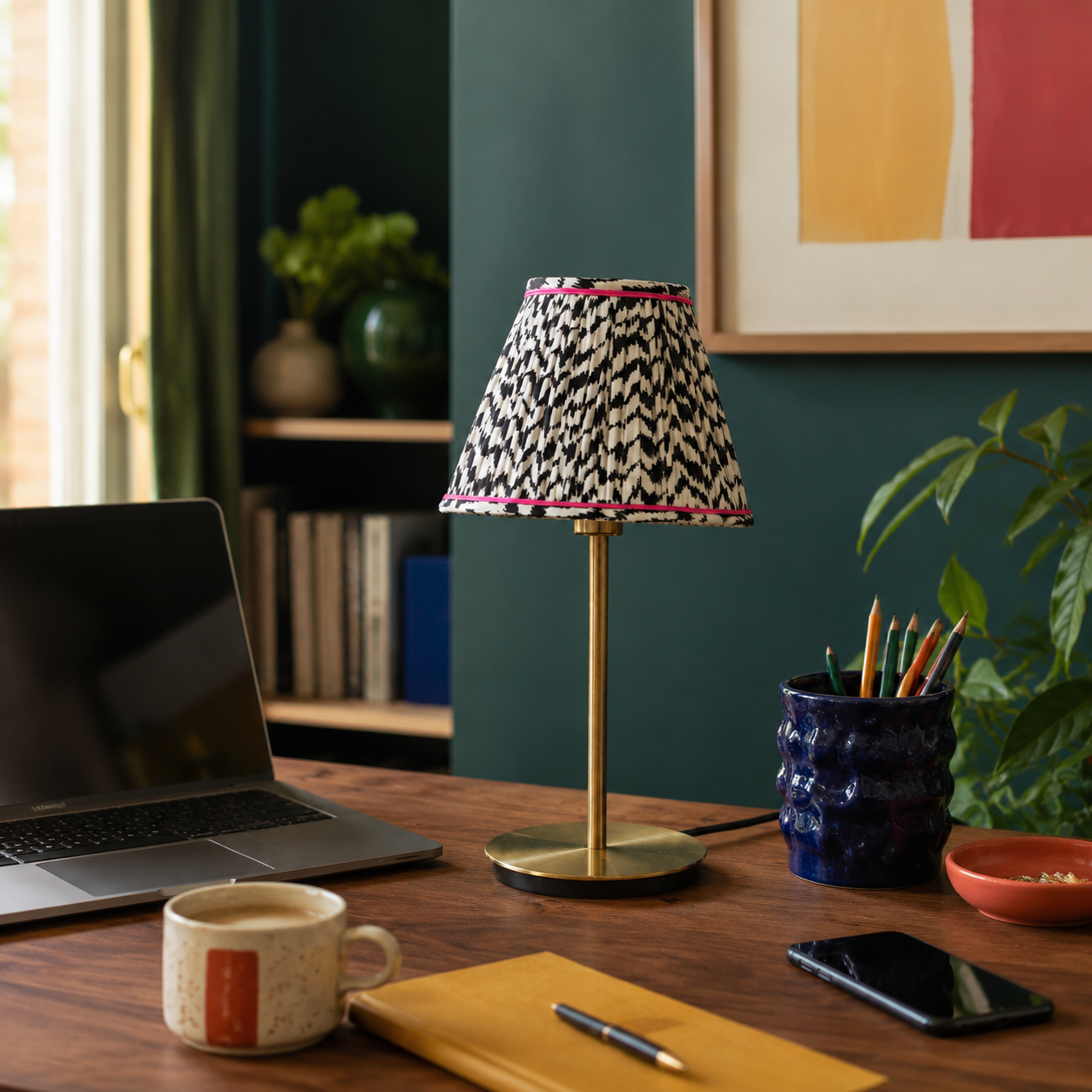 Lampe de bureau avec un abat-jour plissé noir et blanc réalisé à la main par Lumière à tous les Etages en Bretagne