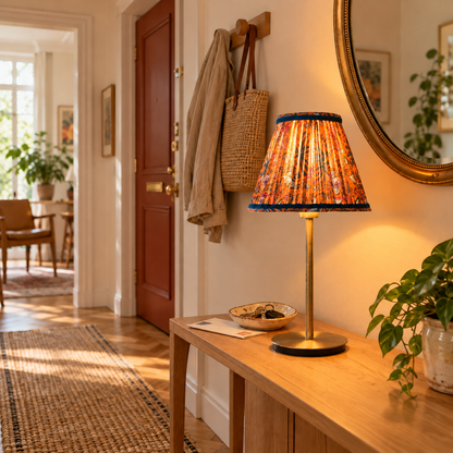 abat-jour plissé réalisé à la main en tissu indien orange. Lampe d'appoint dans une entrée