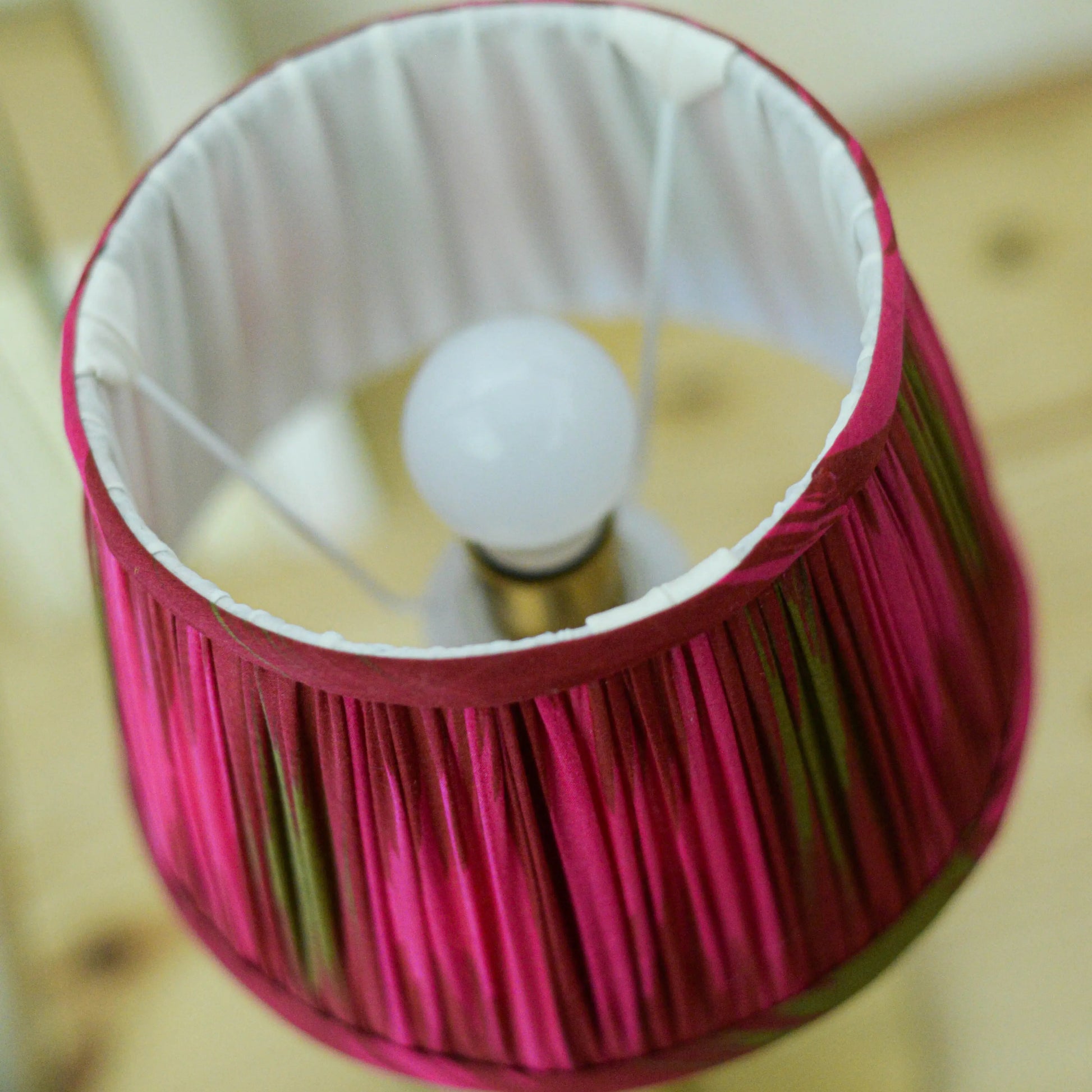 Abat-jour en tissu froncé fuchsia fait main en Bretagne. Sur mesure et artisanal Lumière à tous les Etages 