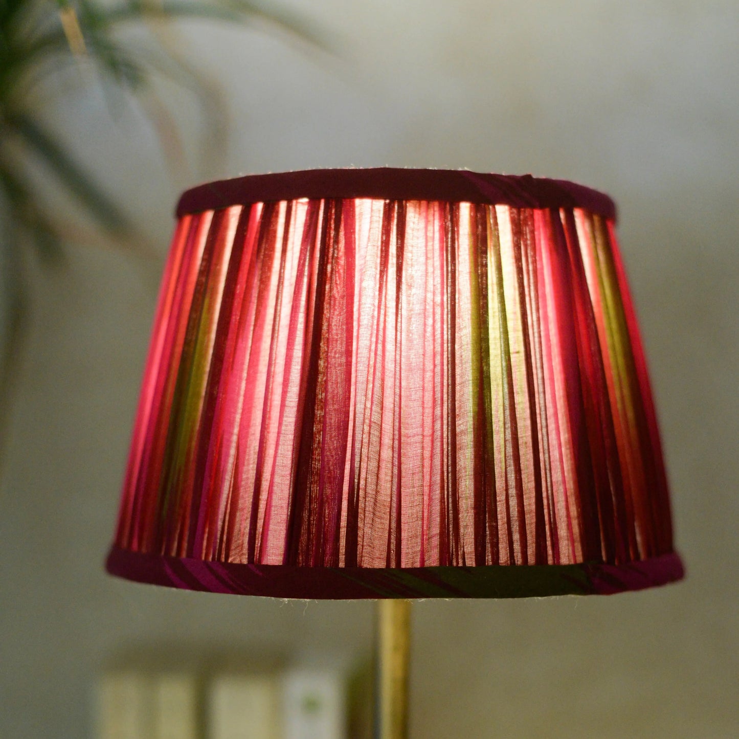 Abat-jour plissé original fuschia fabriqué main en Bretagne. Lumière à tous les Etages