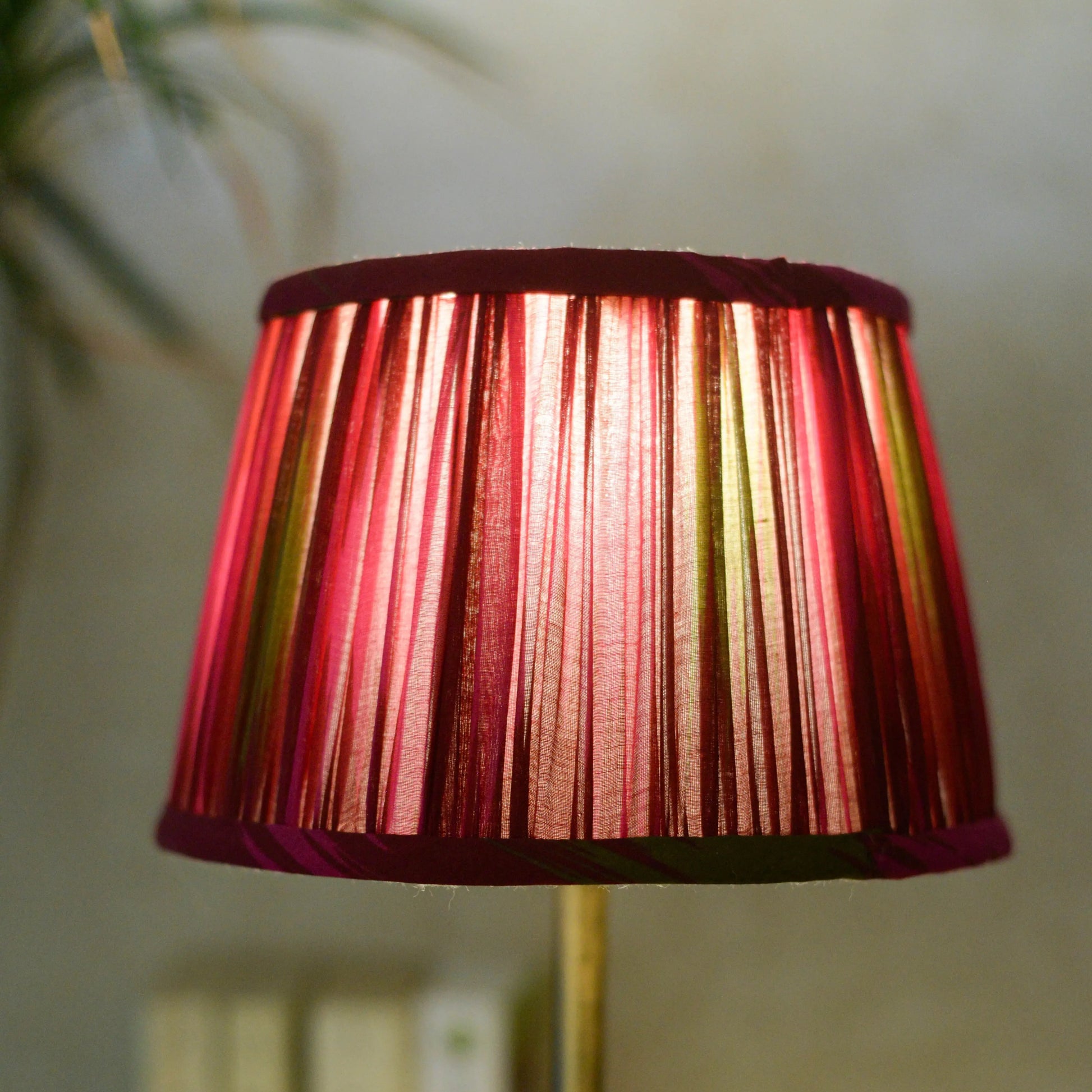 Abat-jour plissé original fuschia fabriqué main en Bretagne. Lumière à tous les Etages
