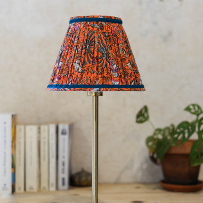 petit abat-jour plissé à la main réalisé en Bretagne par une abat-jouriste. Tissu indien blockprint et finition bleue